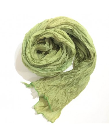 Sciarpa verde chiaro in seta tinta con colori naturali, produzione artigianale.