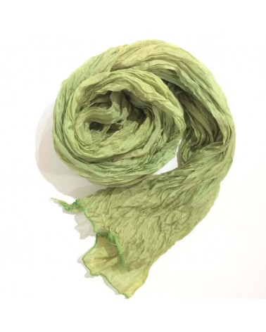 Sciarpa verde in seta tinta con colori naturali. Produzione artigianale