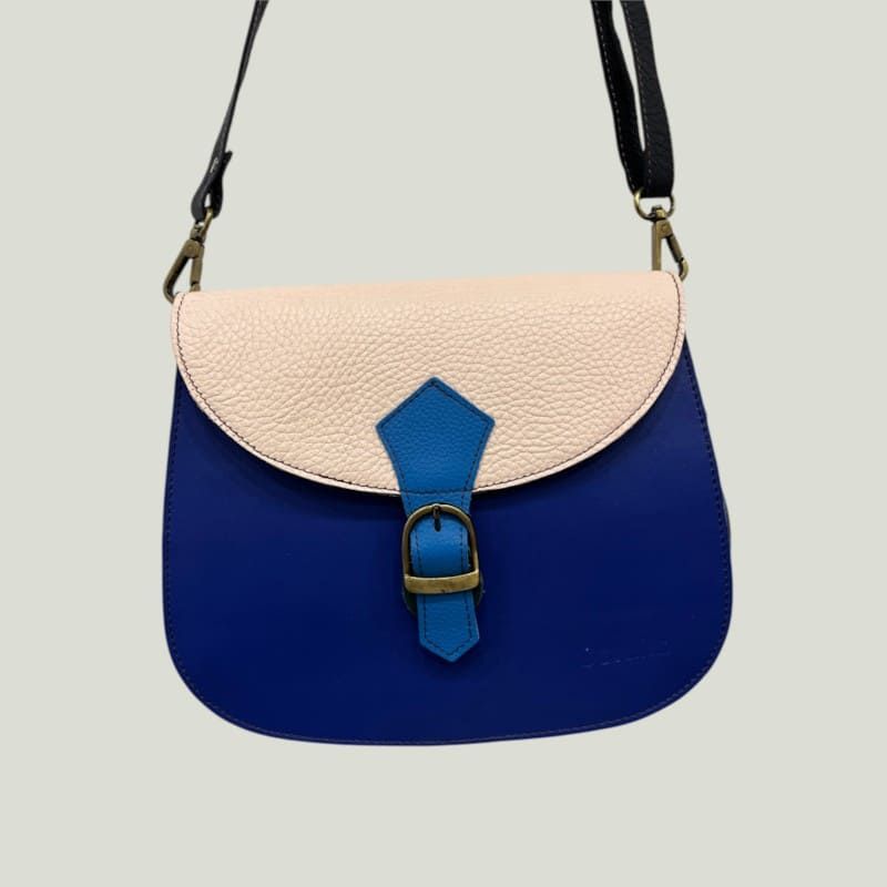 Borsa stondata in pelle riciclata rosa e blu con tracolla regolabile.