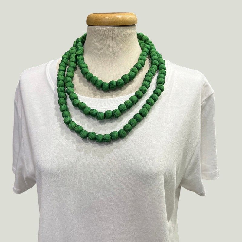 Collana lunga verde smeraldo in seta e perle di legno con tinture...